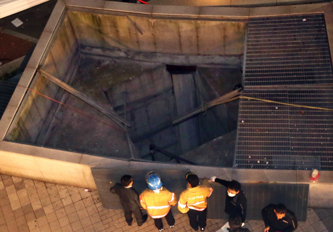 Collapsed ventillation at an outdoor theater of Pangyo Techno Valley in Bundang, Seongnam City (Yonhap)