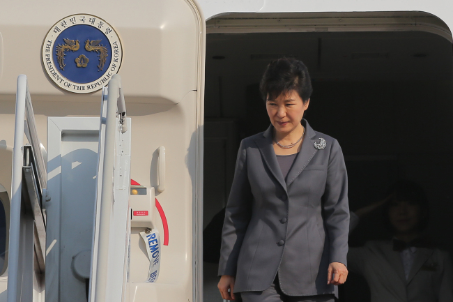 President Park Geun-hye walks out of the presidential plan after landing at Seoul Airport in Seongnam, Gyeonggi Province on Saturday.(Yonhap)