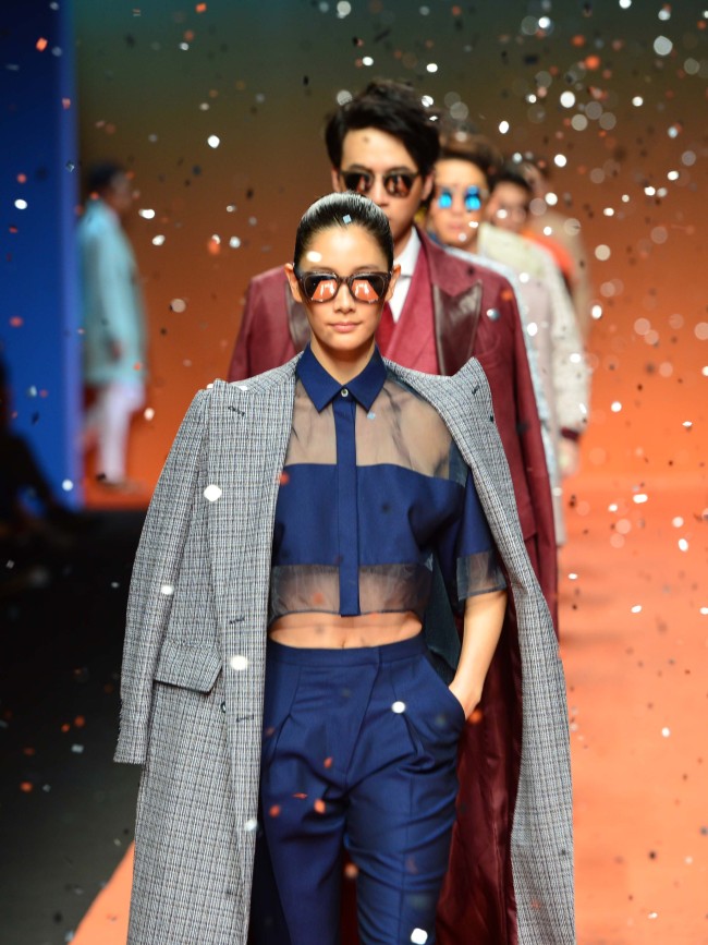 Actress Clara walks the catwalk at VanHart di Albazar show.   Yoon Byung-chan/The Korea Herald