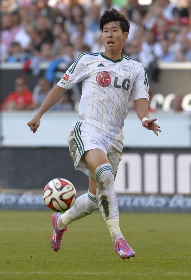 Leverkusen forward Son Heung-min controls the ball against VfB Stuttgart on Saturday. The Korean scored two goals within nine minutes during the 3-3 draw.   AFP-Yonhap