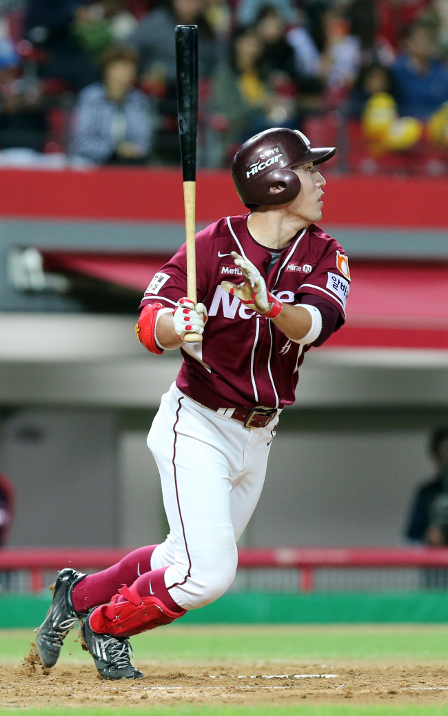 Nexen’s Seo Geon-chang set a KBO single-season record with 201 hits.   Yonhap