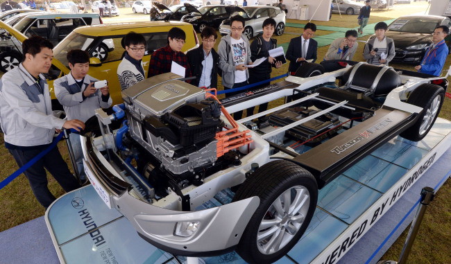 Engineers examine the battery rack of Hyundai’s hydrogen-fuel-cell Tucson during the Hyundai R&D Motor Show held last week at the carmaker’s Hwaseong R&D center in Gyeonggi Province.   Ahn Hoon/The Korea Herald