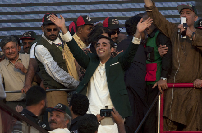 Bilawal Bhutto Zardari (center), chairman of main opposition ‘Pakistan Peoples Party, waves to party supporters as he leaves after addressing a rally in Karachi, Pakistan, Saturday.    AP-Yonhap