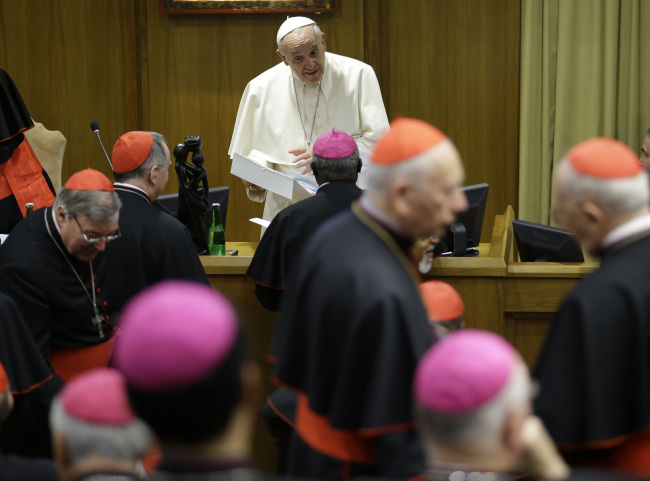Pope Francis talks to prelates as he arrives at the morning session of a two-week synod on family issues at the Vatican on Saturday.
AP-Yonhap