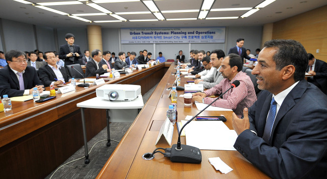 Mohammed Bin Ali Alsheikh (right), economic studies unit director of Arriyadh Development Authority, speaks during the Riyadh Smart City Project Symposium, held at the KOTRA head office in Seoul on Oct. 15. KOTRA