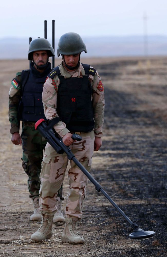 Kurdish Peshmerga fighters search for land mines laid by the Islamic State group fighters on the front line in Gwer district, the capital of the Kurdish autonomous region in northern Iraq, Sunday.    AFP-Yonhap