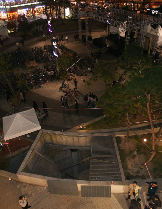 The collapsed ventilation shaft at Pangyo Techno Valley in Seongnam, Gyeonggi Province, Friday.   Yonhap