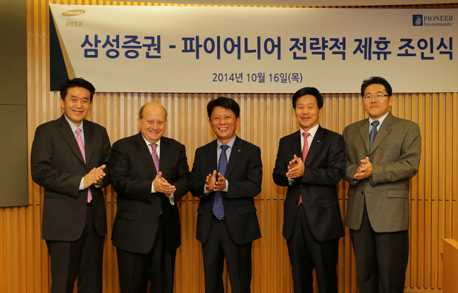 Pioneer Investments’ executives including Jack Lin (left), head of Asia Pacific, Middle East and Africa, and their Samsung Securities counterparts including chief market strategist Chung Young-woan (second from right) pose after the two sides signed a strategic partnership deal on Oct.16 agreeing to launch a medium-risk bond fund here.   Samsung Securities