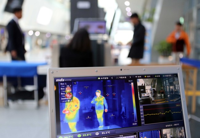 A quarantine officer monitors people’s body temperatures at Busan Exhibition and Convention Center in Busan, where a three-week conference of the International Telecommunication Union is taking place starting Monday.   Yonhap