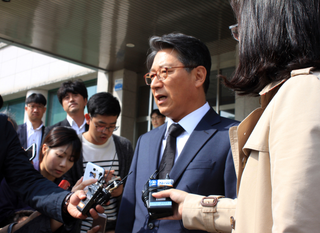 Edaily chairman Kwak Jae-seon answers questions outside the Bundang district office in Seongnam, Gyeonggi Province on Sunday. (Yonhap)