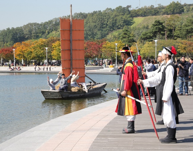 제7회 마포나루새우젓 축제 첫날 개막 행사에서 새우젓 실은 황포돛배 입항장면이 재연되고 있다.