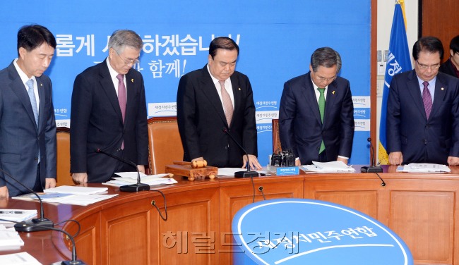 문희상 새정치민주연합 비상대책위원장이 20일 오전 국회에서 열린 비상대책위원회의에 앞서 회의 참석자들과 판교테크노밸리 환풍구 붕괴사고 희생자를 위한 묵념을 하고 있다.이길동기자.gdlee@heraldcorp.com
문희상 새정치민주연합 비상대책위원장이 20일 오전 국회에서 열린 비상대책위원회의에 앞서 회의 참석자들과 판교테크노밸리 환풍구 붕괴사고 희생자를 위한 묵념을 하고 있다.이길동기자.gdlee@heraldcorp.com