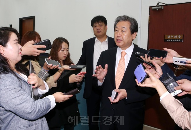 김무성새누리당대표가 20일 오전 국회에서 열린 최고위원회의를 마친후 기자들의 질의에 답하고 있다.이길동기자.gdlee@heraldcorp.com
김무성새누리당대표가 20일 오전 국회에서 열린 최고위원회의를 마친후 기자들의 질의에 답하고 있다.이길동기자.gdlee@heraldcorp.com