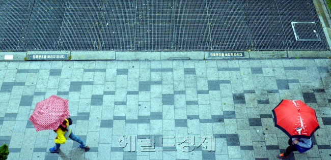 경기도 성남시 판교테크노배리 환풍구 추락사고로 환풍구 안전 문제가 새롭게 부각되고 있다.<br />20일 오전 서울 종로구 종로경찰서 앞 안국역 환풍구 옆으로 시민들이 출근하고 있다. 이 환풍구는 인도와 높이 차이가 한뼘도 안난다.<br />김명섭 기자 msiron@heraldcorp.com
경기도 성남시 판교테크노배리 환풍구 추락사고로 환풍구 안전 문제가 새롭게 부각되고 있다.
20일 오전 서울 종로구 종로경찰서 앞 안국역 환풍구 옆으로 시민들이 출근하고 있다. 이 환풍구는 인도와 높이 차이가 한뼘도 안난다.
김명섭 기자 msiron@heraldcorp.com