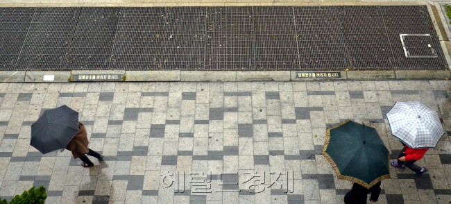 경기도 성남시 판교테크노배리 환풍구 추락사고로 환풍구 안전 문제가 새롭게 부각되고 있다.<br />20일 오전 서울 종로구 종로경찰서 앞 안국역 환풍구 옆으로 시민들이 출근하고 있다. 이 환풍구는 인도와 높이 차이가 한뼘도 안난다.<br />김명섭 기자 msiron@heraldcorp.com
경기도 성남시 판교테크노배리 환풍구 추락사고로 환풍구 안전 문제가 새롭게 부각되고 있다.
20일 오전 서울 종로구 종로경찰서 앞 안국역 환풍구 옆으로 시민들이 출근하고 있다. 이 환풍구는 인도와 높이 차이가 한뼘도 안난다.
김명섭 기자 msiron@heraldcorp.com
경기도 성남시 판교테크노배리 환풍구 추락사고로 환풍구 안전 문제가 새롭게 부각되고 있다.
20일 오전 서울 종로구 종로경찰서 앞 안국역 환풍구 옆으로 시민들이 출근하고 있다. 이 환풍구는 인도와 높이 차이가 한뼘도 안난다.
김명섭 기자 msiron@heraldcorp.com
