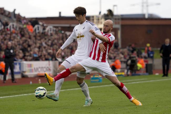 <YONHAP PHOTO-0181> Stoke City's Irish midfielder Stephen Ireland (R) vies with Swansea City's Korean midfielder Ki Sung-Yueng during the English Premier League football match between Stoke City and Swansea City at the Britannia Stadium in Stoke-on-Trent, central England on October 19, 2014. AFP PHOTO / OLI SCARFF....RESTRICTED TO EDITORIAL USE. No use with unauthorized audio, video, data, fixture lists, club/league logos or “live” services. Online in-match use limited to 45 images, no video emulation. No use in betting, games or single club/league/player publications.../2014-10-20 07:11:33/ <저작권자 ⓒ 1980-2014 ㈜연합뉴스. 무단 전재 재배포 금지.>
Swansea City’s Ki Sung-yueng (left) and Stoke City’s Stephen Ireland vie for the ball on Sunday.
AFP-Yonhap