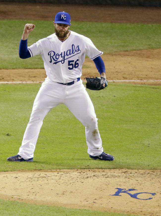 <YONHAP PHOTO-0754> Kansas City Royals relief pitcher Greg Holland (56) reacts after the Royals defeated the Baltimore Orioles in Game 3 of the American League baseball championship series Tuesday, Oct. 14, 2014, in Kansas City, Mo. (AP Photo/Michael Conroy)/2014-10-15 13:26:15/ <저작권자 ⓒ 1980-2014 ㈜연합뉴스. 무단 전재 재배포 금지.>
Kansas City Royals closer Greg Holland
AP-Yonhap