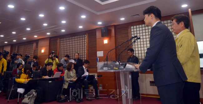 판교 유가족 협의체 기자회견<br />김명섭 기자 msiron@heraldcorp.com
판교 유가족 협의체 기자회견
김명섭 기자 msiron@heraldcorp.com
판교 환풍구 붕괴 추락사고와 관련해 유가족협의체 관계자가 20일 오전 분당구청에 마련된 사고대책본부 브리핑룸에서 기자회견을 하고 있다. 유족, 경기도와 성남시, 이데일리는 전날 오후부터 지원ㆍ보상 대책 등을 밤새 논의했다.   김명섭 기자/msiron@heraldcorp.com