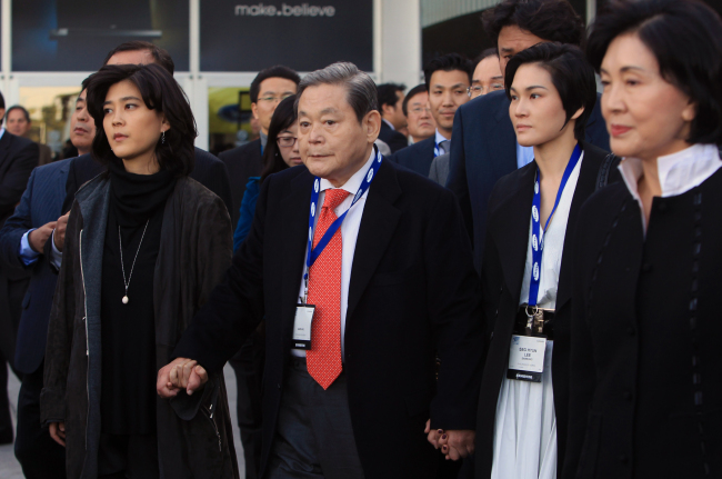 From left: Hotel Shilla president Lee Boo-jin, Samsung Electronics chairman Lee Kun-hee, Cheil Industries president Lee Seo-hyun and Lee Kun-hee’s wife Hong Ra-hee