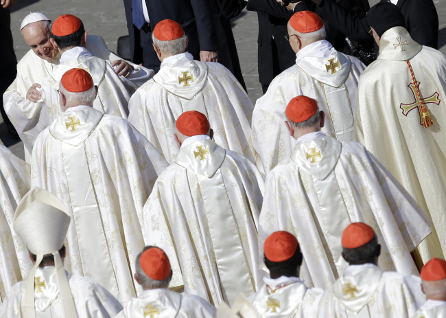 Pope Francis greets cardinals at the end of the beatification ceremony of Pope Paul VI, and a Mass celebrated for the closing of of a two-week synod on family issues, in Saint Peter’s Square at the Vatican on Sunday.    AP-Yonhap