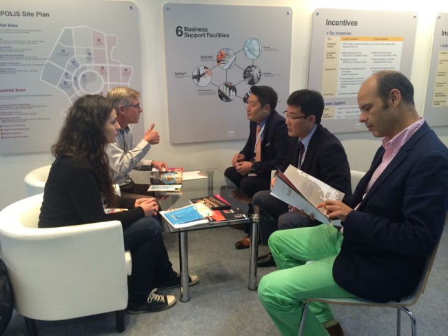 Officials at the Ministry of Agriculture consult with foreign participants at the international food exhibition, SIAL Paris 2014, held in Paris.   Ministry of Agriculture