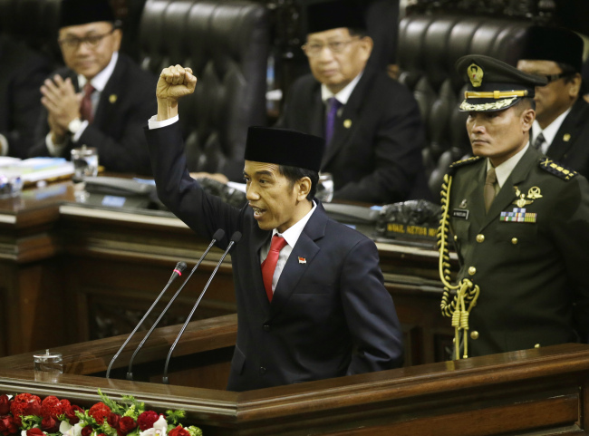 Indonesian President Joko Widodo shouts “freedom” while raising his fist as he delivers his speech during his inauguration ceremony as the country’s seventh president at the parliament building in Jakarta on Monday.   AP-Yonhap