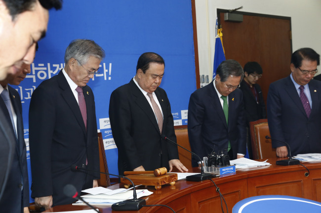 Main opposition New Politics Alliance for Democracy’s interim leader Rep. Moon Hee-sang (third from right) leads lawmakers in a moment of silence for the casualties of Friday’s K-pop concert accident at the National Assembly on Monday.   Yonhap