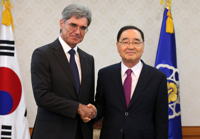 Prime Minister Chung Hong-won (right) shakes hands with Siemens AG Chief Executive Officer Joe Kaeser at Central Government Complex in Seoul on Monday.    Yonhap