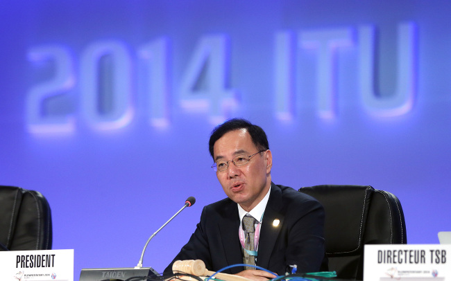 <YONHAP PHOTO-1323> 민원기 ITU 의장의 공식 데뷔 (부산=연합뉴스) 이지은 기자 = 2014 국제전기통신연합(ITU) 전권회의가 개막한 20일 오후 부산 벡스코 제1전시장에서 민원기 의장이 1차 본회의를 주재하고 있다. 4년마다 열리는 ITU 전권회의는 193개 회원국의 ICT(정보통신기술) 분야 장관이 대표로 참석하는 ITU 최고위 의사결정회의다. 2014.10.20 jieunlee@yna.co.kr/2014-10-20 15:57:27/ <저작권자 ⓒ 1980-2014 ㈜연합뉴스. 무단 전재 재배포 금지.>
Min Won-ki   Yonhap