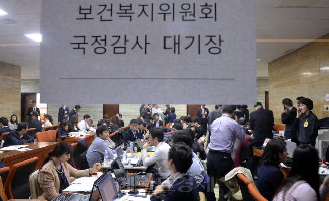 21일 오전 여의도 국회에서 열리고 있는 국정감사 관련 외곽 스케치./ 안훈 기자 rosedale@ 2014.10.21
21일 오전 여의도 국회에서 열리고 있는 국정감사 관련 외곽 스케치./ 안훈 기자 rosedale@ 2014.10.21