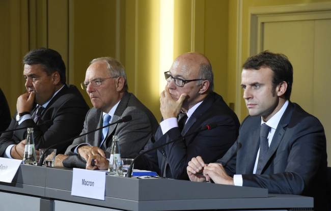 (From left) German Economy Minister Sigmar Gabriel, German Finance Minister Wolfgang Schaeuble, French Finance Minister Michel Sapin and French Economy Minister Emmanuel Macron address a press conference at the Finance Ministry in Berlin on Monday.    AFP-Yonhap
