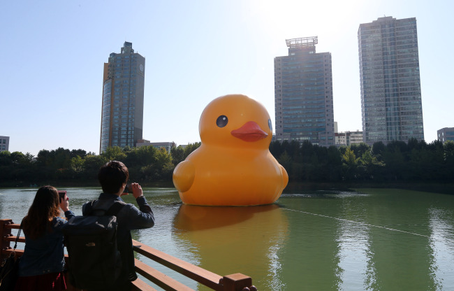 Rubber Duck, a gigantic sculpture designed by Dutch artist Florentijn Hofman, floats on Seokchon Lake in southern Seoul.   Yonhap