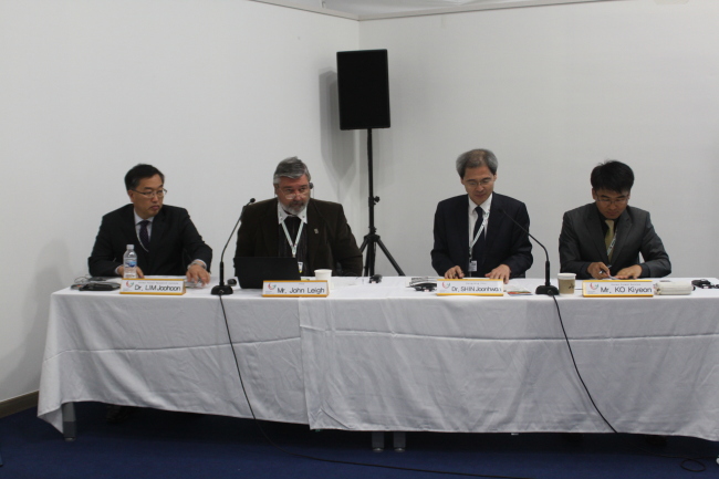 Officials attend a convention on the biological changes caused by forest fires at the Pyeongchang Convention on Biological Diversity on Oct. 14. Lim Joo-hoon (left), a senior researcher at the KFS-affiliated Korea Forest Research Institute, discussed the vegetational changes in Korea’s fire-ravaged forest areas.     Korea Forest Service