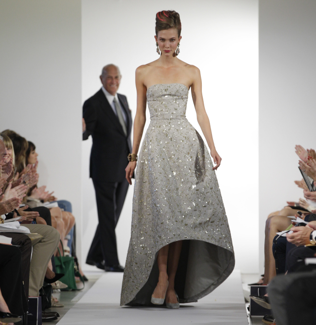 Fashion designer Oscar de la Renta watches as the final model walks the runway during the presentation of his spring 2013 collection at Fashion Week in New York on Sept. 11, 2012.   AP-Yonhap