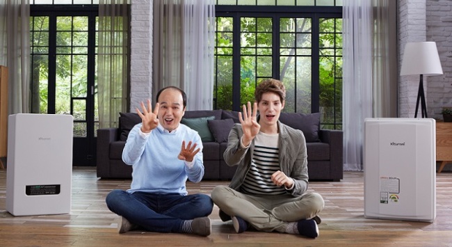 연기자 김광규, 파비앙 2인이 ‘가스비 절감’을 강조하는 귀뚜라미의 새 방송광고.