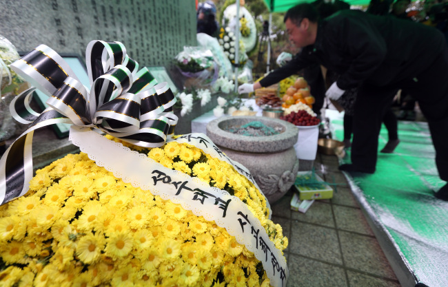 A memorial ceremony marking the collapse of the Seongsu Bridge 20 years ago takes place near the bridge in Seoul on Tuesday. The sudden collapse of the bridge in 1994 left 32 people dead and 17 others injured, mostly students on a bus.   Yonhap