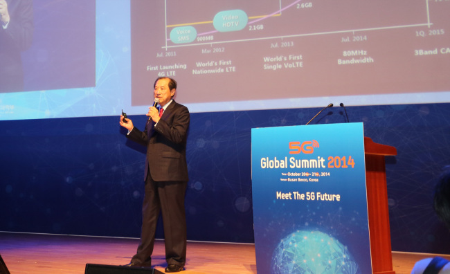 Lee Sang-chul, vice chairman of LG Uplus, delivers a speech at the World IT Show on Monday in Busan.   LG Uplus