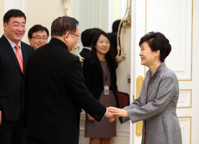 President Park Geun-hye shakes hands with Tang Jiaxuan, former Chinese state councilor, at Cheong Wa Dae on Tuesday.   Yonhap
