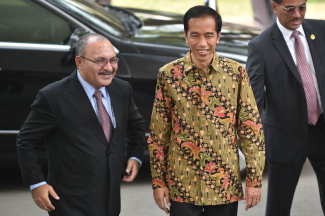 <YONHAP PHOTO-0655> Indonesian President Joko Widodo (C) and Papua New Guinea Prime Minister Peter O'Neill (L) walk together after their meeting at Palace in Jakarta on October 21, 2014. AFP PHOTO / Bay ISMOYO../2014-10-21 13:30:06/ <저작권자 ⓒ 1980-2014 ㈜연합뉴스. 무단 전재 재배포 금지.>
Indonesian President Joko Widodo (center) and Papua New Guinea Prime Minister Peter O’Neill walk together after their meeting in Jakarta on Tuesday.   AFP-Yonhap