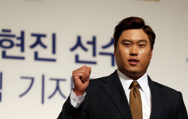<YONHAP PHOTO-0863> 파이팅 외치는 류현진 (서울=연합뉴스) 신준희 기자 = 미국 프로야구 LA다저스 류현진이 21일 오후 서울 광장동 쉐라톤 그랜드워커힐호텔에서 기자회견을 하고 있다. 2014.10.21 hama@yna.co.kr/2014-10-21 15:22:55/ <저작권자 ⓒ 1980-2014 ㈜연합뉴스. 무단 전재 재배포 금지.>
Ryu Hyun-jin poses during a press conference on Tuesday.   Yonhap
