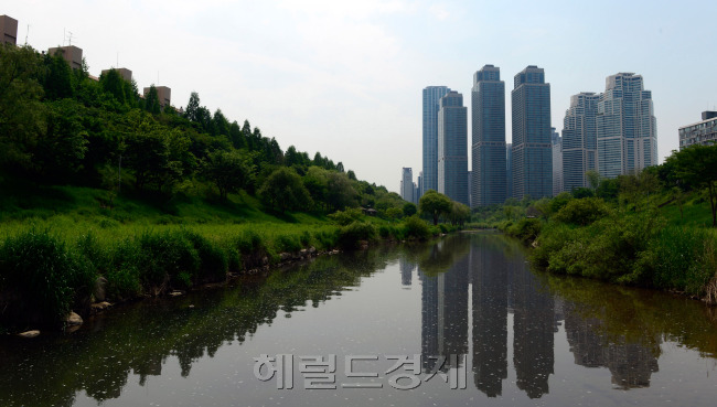 타워팰리스로 상징되는 기존의 타워형 주상복합이 최근엔 일반 아파트 형태로 지어지는 등 다양한 형태로 진화하면서 주택 수요자들의 눈길을 받고 있다. [헤럴드경제DB]