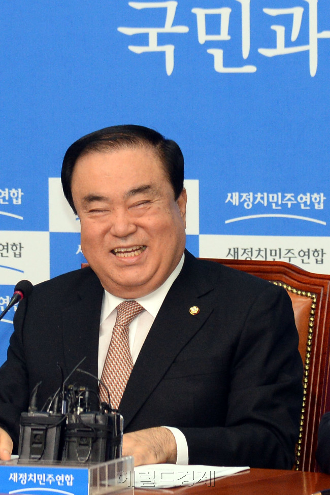 22일 서울 여의도 국회에서 열린 새정치민주연합 비상대책회의에서 문희상 비상대책위원장이 모두발언을 마치고 밝게 웃고  있다./ 안훈 기자 rosedale@ 2014.10.22
22일 서울 여의도 국회에서 열린 새정치민주연합 비상대책회의에서 문희상 비상대책위원장이 모두발언을 마치고 밝게 웃고  있다./ 안훈 기자 rosedale@ 2014.10.22