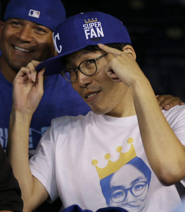 Kansas City Royals fan Lee Sung-woo shows off his “super fan” cap on Tuesday.    AP-Yonhap