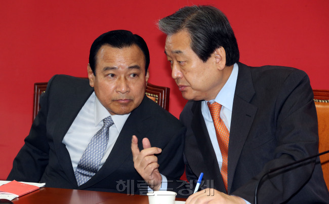 22일 오전 서울 여의도 국회에서 열린 새누리당 최고중진연석회의에서 김무성(오른쪽) 새누리당 대표가 이완구 원내대표와 이야기를  나누고 있다./안훈기자 rosedale@ 2014.10.22
22일 오전 서울 여의도 국회에서 열린 새누리당 최고중진연석회의에서 김무성(오른쪽) 새누리당 대표가 이완구 원내대표와 이야기를  나누고 있다./안훈기자 rosedale@ 2014.10.22
22일 오전 서울 여의도 국회에서 열린 새누리당 최고중진연석회의에서 김무성(오른쪽) 새누리당 대표가 이완구 원내대표와 이야기를  나누고 있다. 이날 회의에서 김 대표는 “공무원 연금개혁은 더 이상 미룰 수 없는 과제”라고 강조하며 “공무원들이 다시 한 번 애국적 관점에서 연금개혁의 뜻을 모아주길 바란다”고 당부했다. 안훈 기자/rosedale@