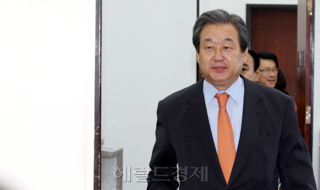 22일 오전 서울 여의도 국회에서 열린 새누리당 최고중진연석회의에서 김무성  새누리당 대표가 입장하고 있다./안훈기자 rosedale@ 2014.10.22
22일 오전 서울 여의도 국회에서 열린 새누리당 최고중진연석회의에서 김무성  새누리당 대표가 입장하고 있다./안훈기자 rosedale@ 2014.10.22