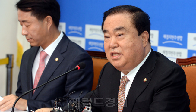 22일 오전 서울 여의도 국회에서 새정치민주연합 문희상 비대위원장의 취임 1주년 기자 간담회가 열리고 있다./ 안훈 기자 rosedale@ 014.10.22
22일 오전 서울 여의도 국회에서 새정치민주연합 문희상 비대위원장의 취임 1주년 기자 간담회가 열리고 있다./ 안훈 기자 rosedale@ 014.10.22