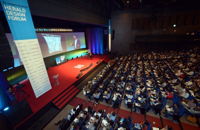 Japanese architect Toyo Ito speaks at the Herald Design Forum in 2013.   Herald Design Forum