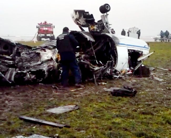 This handout image from footage, released by the Russian Investigation Committee, shows a man investigating near the remains of France’s Falcone airplane at the Vnukovo airport in Moscow on Tuesday.
AFP-Yonhap