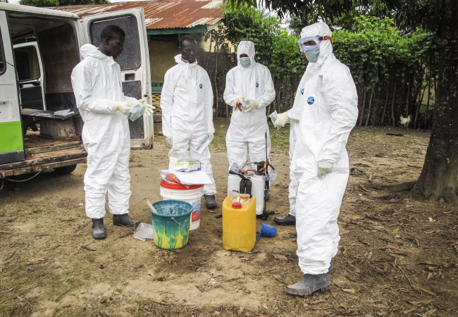 Health workers wear protective gear before entering the house of a person suspected to have died of the Ebola virus in Port Loko on the outskirts of Freetown on Tuesday.   AP-Yonhap