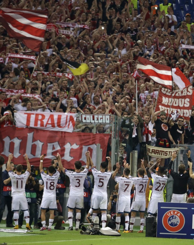 Bayern Munich players celebrate with fans after defeating Roma in the Champions League on Tuesday.   AP-Yonhap